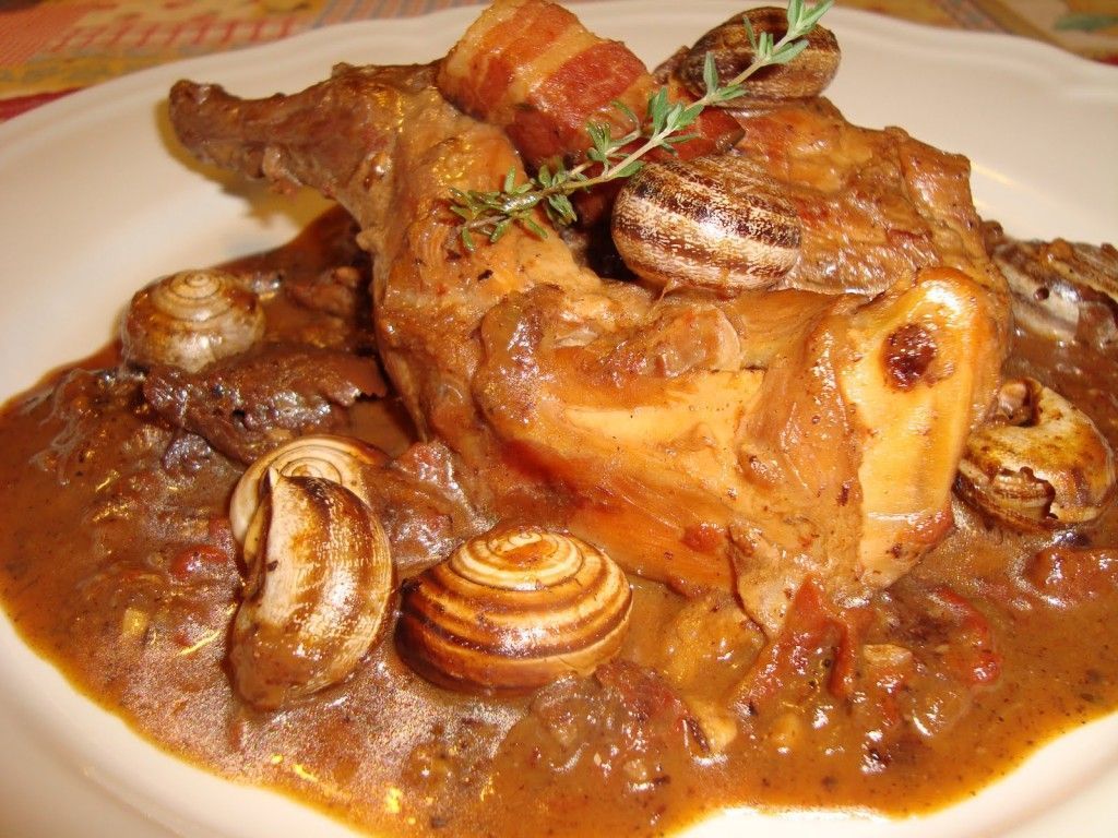 Guiso de conejo con caracoles.