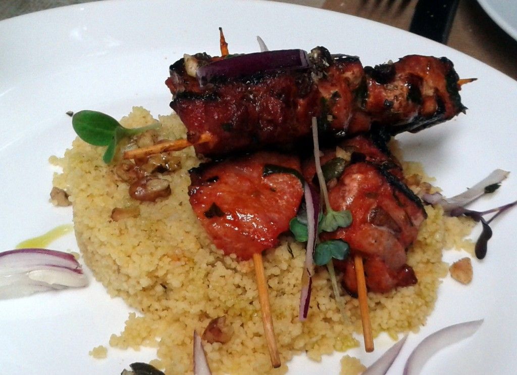 Atún a la moruna sobre cuscús del restaurante gaditano Arsenio Manila.
