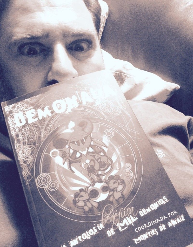 El coordinador de 'Demonalia' con el libro.