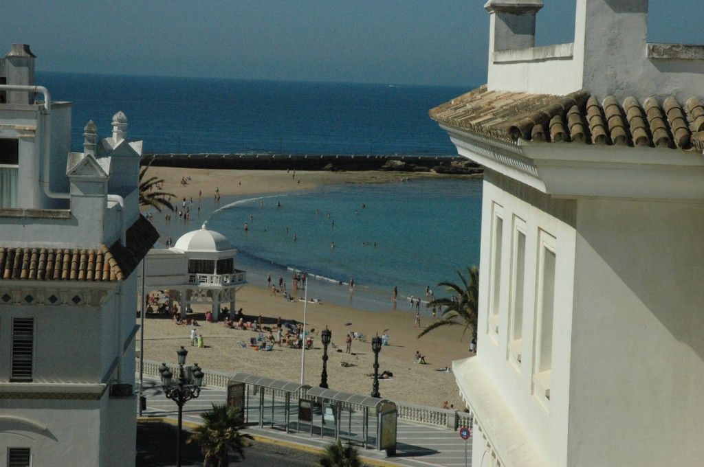 La playa de La Caleta desde la Facultad de Empresariales de la UCA.