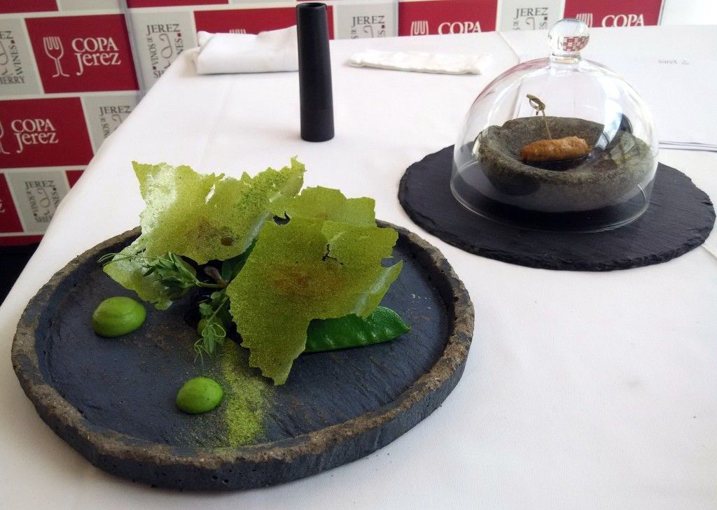  Cerdo estofado con cinco especias y guisantes crujientes.
