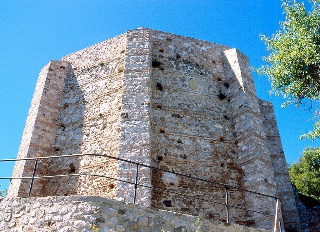Ábside restaurado de la antigua iglesia de Santa Maria de la Mesa de Zahara. 