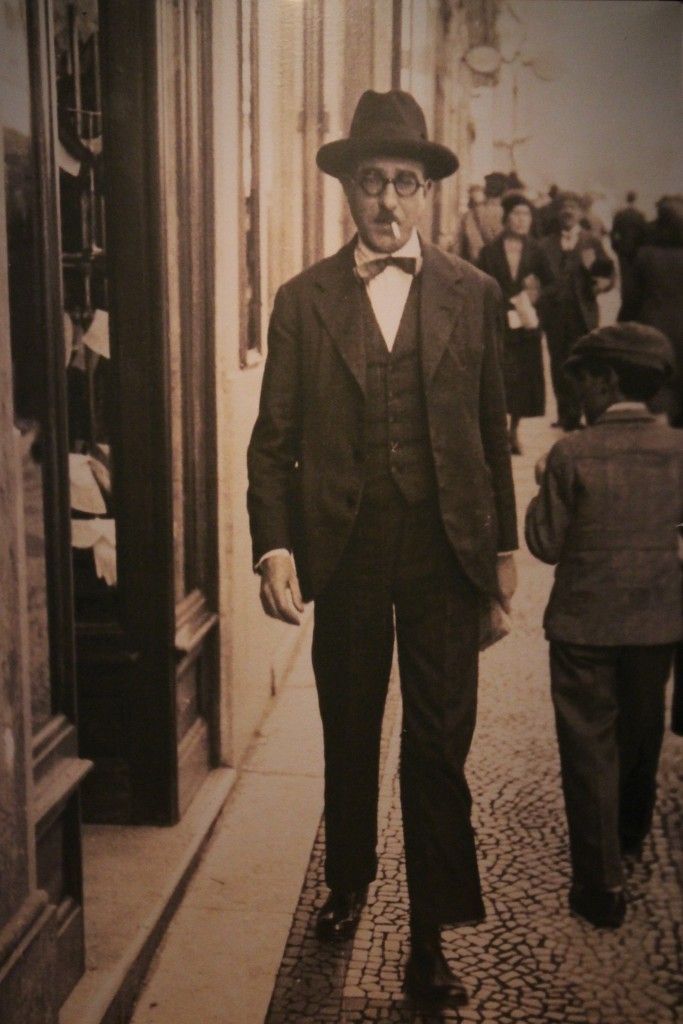 Retrato de Pessoa durante uno de sus frecuentes paseos.