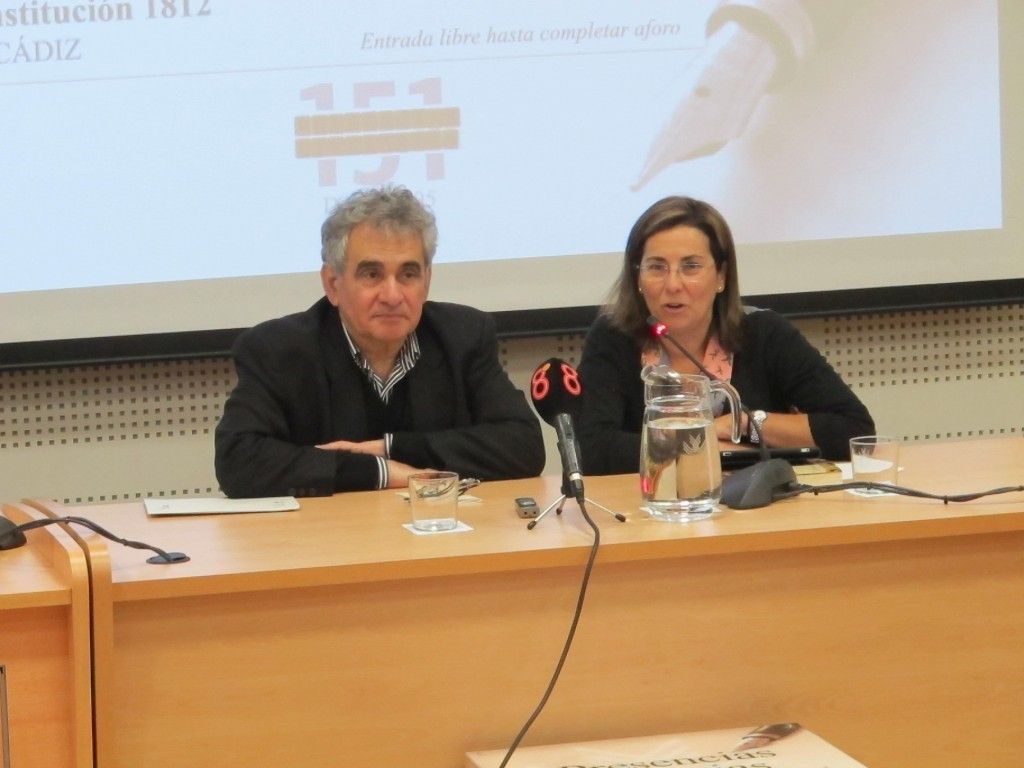 Bernardo Atxaga, junto a la periodista Lalia González-Santiago, durante su intervención en Presencias Literarias.