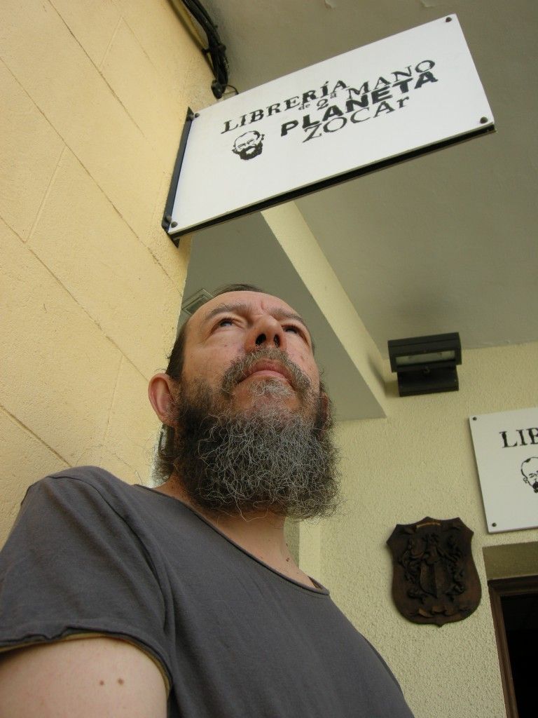 Florencio Ríos en la puerta de su nueva librería.