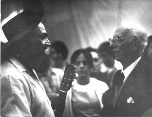 José María Pemán, junto a Cafrune.