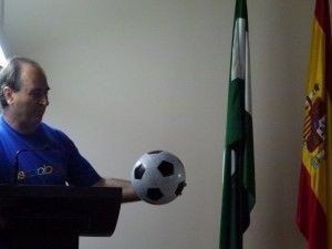 Armando Lara sostiene un balón con textos de Eduardo Galeno.