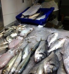 Pescado de estero en un puesto del mercado de Chiclana de la Frontera.
