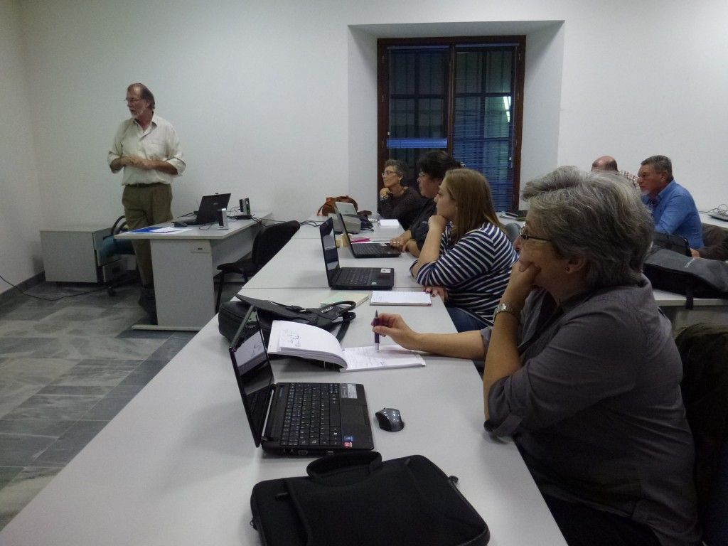 Un grupo de emprendedores atiende a las explicaciones de Jesús Martín.