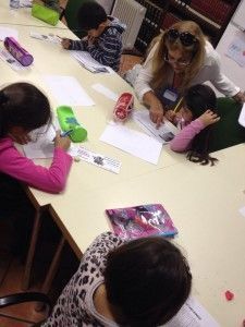 Emilia Palmero, junto a los niños participantes en uno de sus talleres.