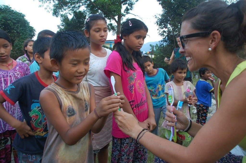 Laura con los niños de Proyectos en Ruta, al que irán destinados todos los beneficios de 'El ático de los gatitos'.