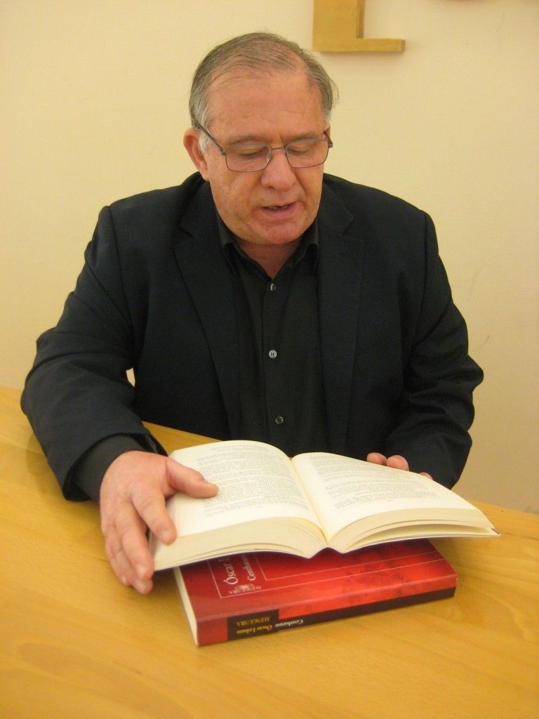 Óscar Lobato leyendo