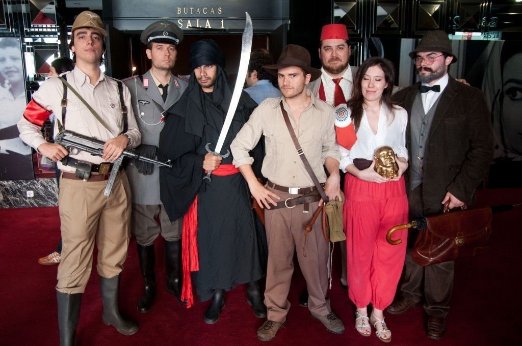 Algunos socios de AFIJ caracterizados como personajes de las películas de Indiana Jones.