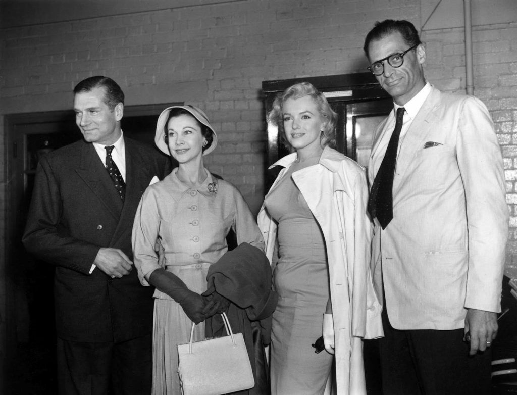 Laurence Olivier, Vivien Leigh, Marilyn Monroe y Arthur Miller, durante una conferencia de prensa.