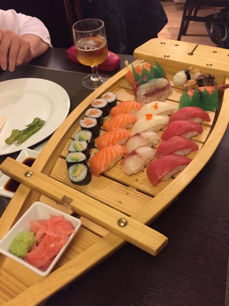 Barco de sushi del restarante Yamato de Granada.