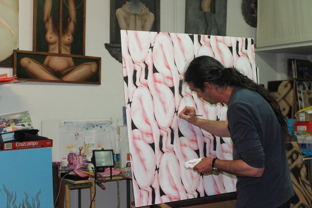 El artista trabajando en su estudio de Puerto Real.