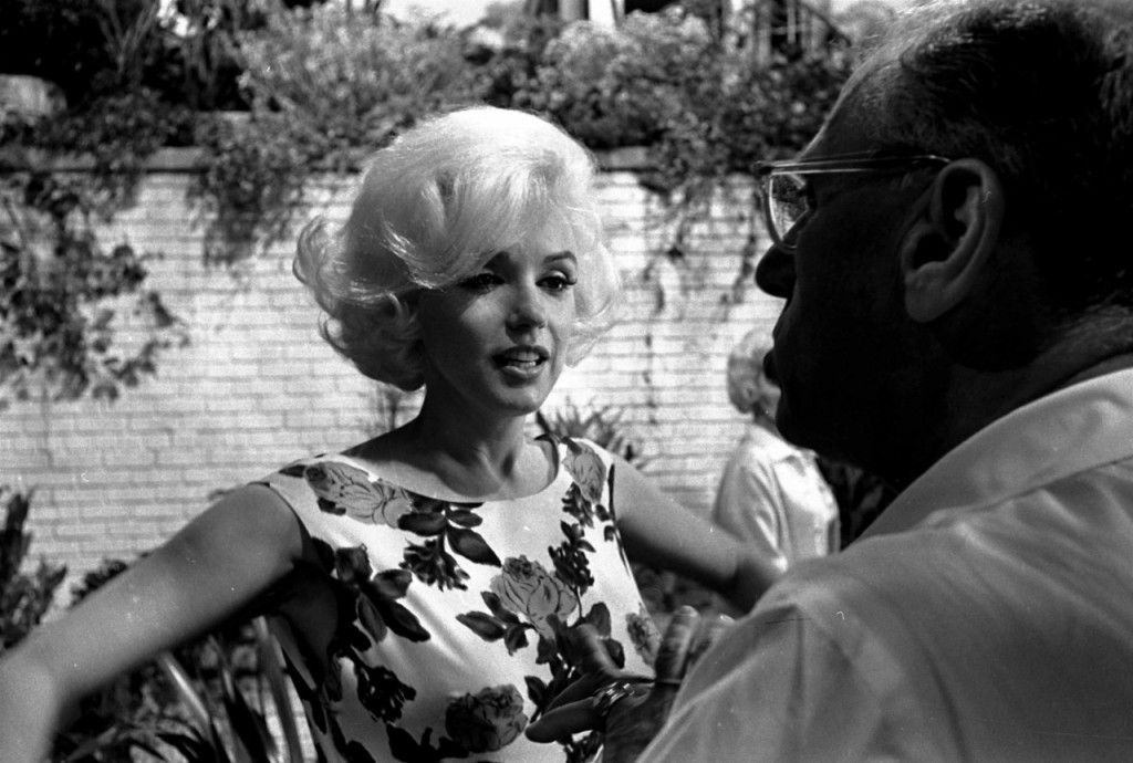 Marilyn conversa con George Cukor durante el rodaje de ilyn during 'Something's Got to Give'.