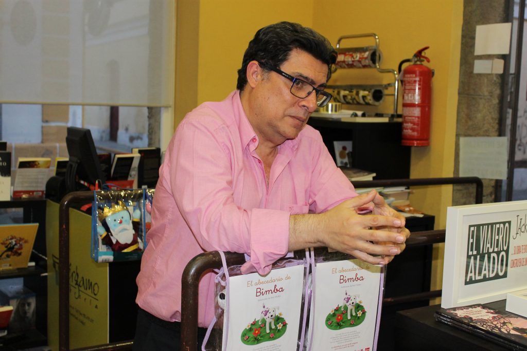 Rafael Marín en la librería Pérgamo de Puerto Real. Foto: CaoCultura.