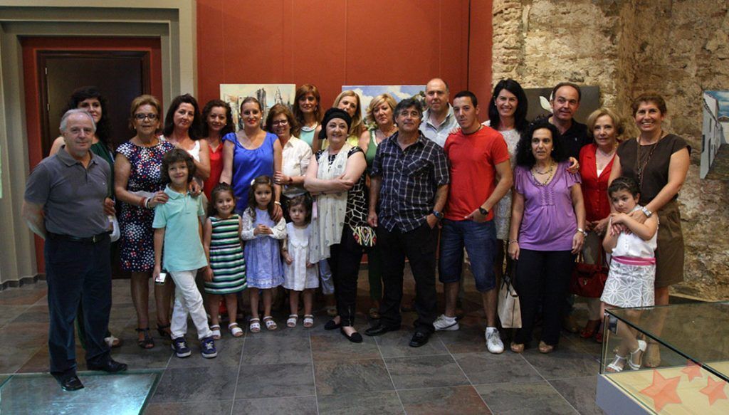 Lobato Hoyos rodeado de sus alumnos en una exposición de 2014.