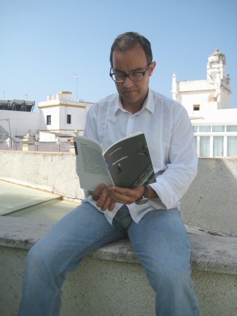 El autor, con su libro.