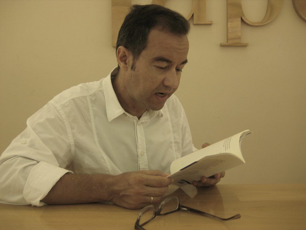 Ángel Mendoza lee algunos de sus poemas durante la entrevista.