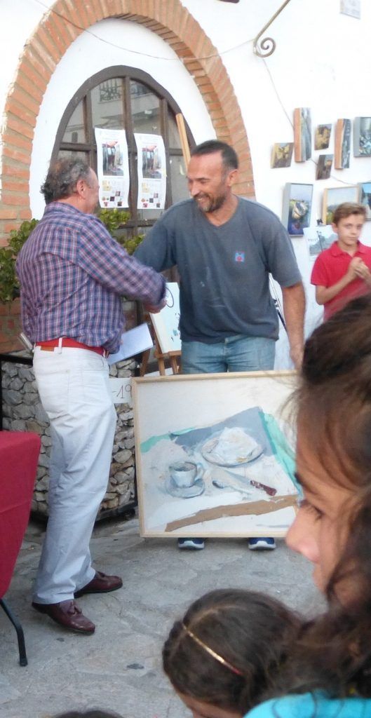 José Manuel Albarrán Pino recibe el primer premio de profesionales de manos de Andrés Piña, de Queso Payoyo S.L.