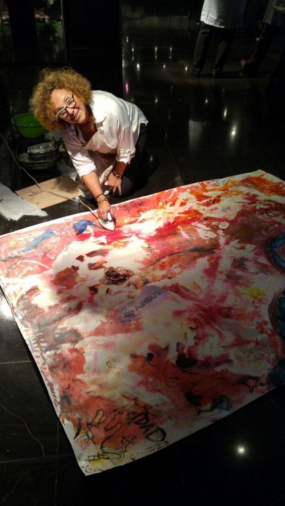 La artista gaditana trabajando durante un taller celebrado en Airbus.