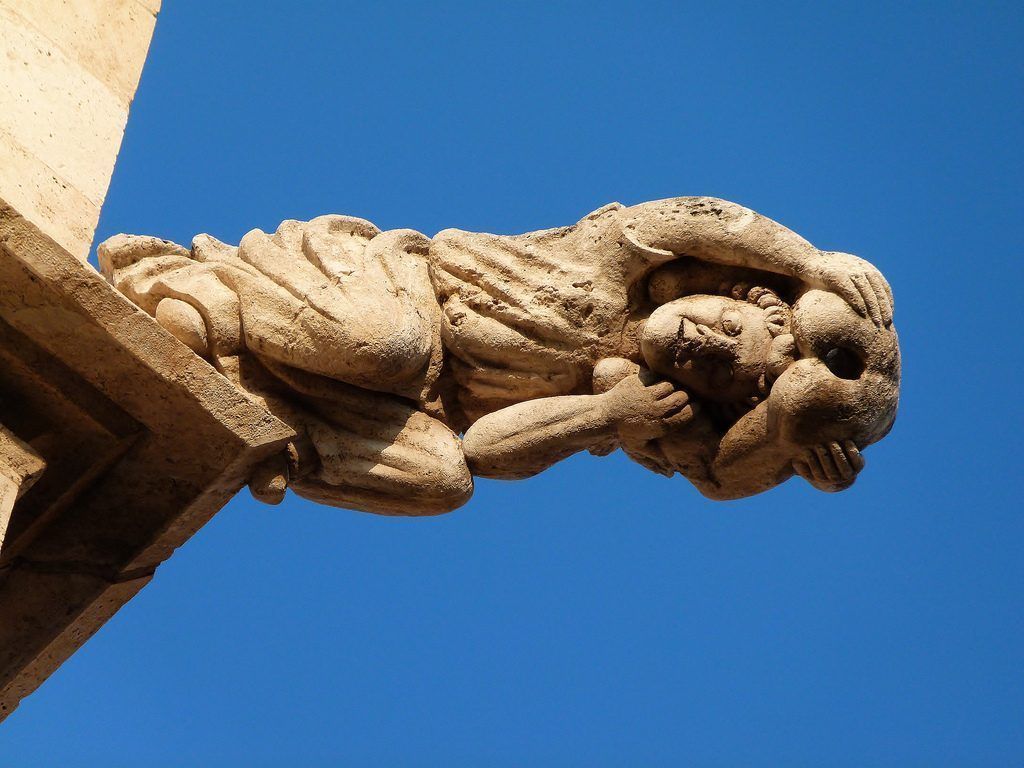 Una de las curiosas gárgolas de la Lonja de Valencia.