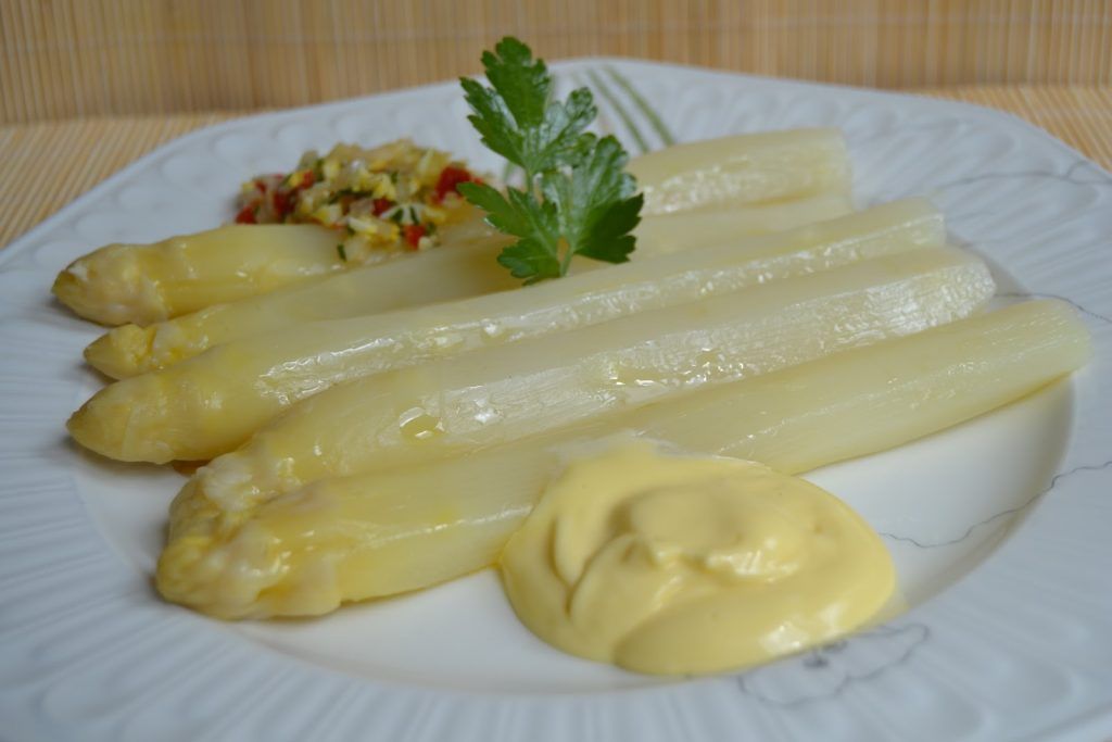 Espárragos con salsa mahonesa.