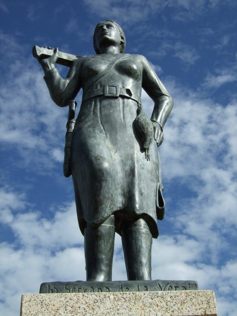 Monumento a la Serrana de la Vera en Garganta la Olla.