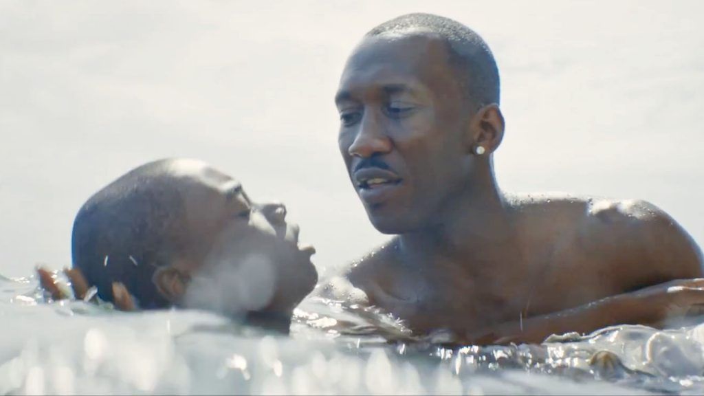 Juan (Mahershala Ali) sosteniendo a Chiron (Alex R. Hibbert)