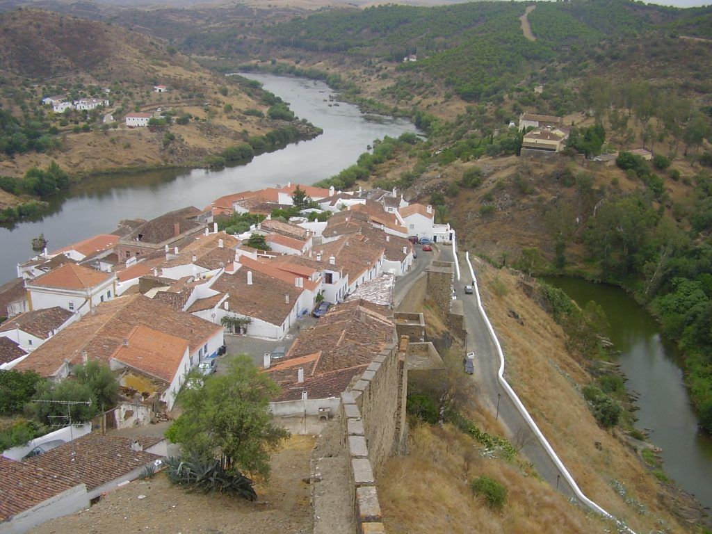 Vista de Mértola desde el castillo.