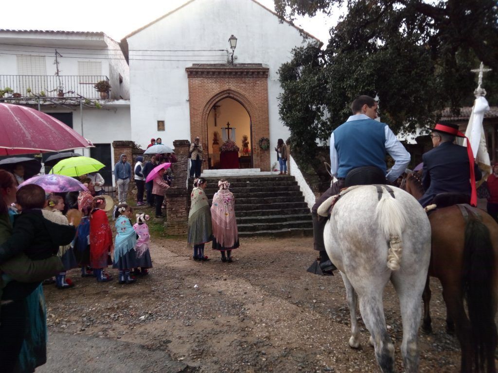 Entregando el romero en la ermita de Aguafría.