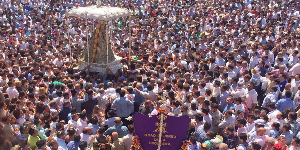 La Virgen del Rocío entre la multitud.